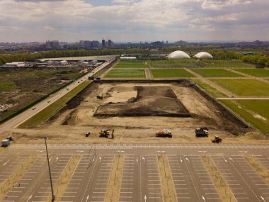 İnşaat halindeki bir binanın avlusundaki temel çukuru..