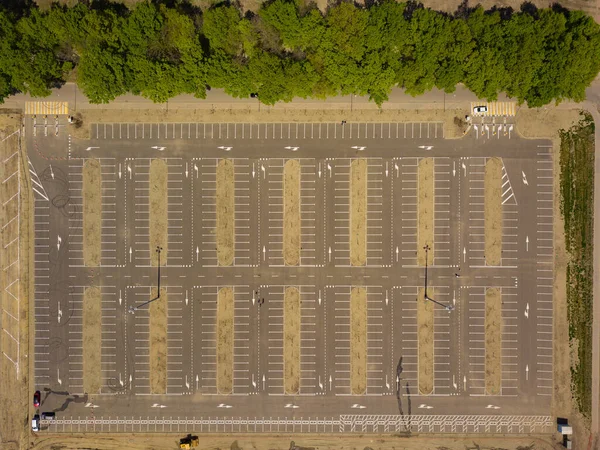 Вид сверху вниз - пустая парковка для автомобилей — стоковое фото