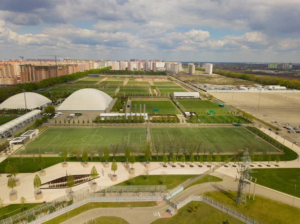 Krasnodar, Russie - Avril 2020 : Vue aérienne du paysage urbain de Krasnodar et du stade du FC Krasnodar — Photo