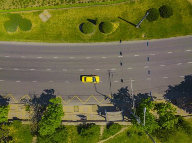 Şehir taşımacılığı koleksiyonu - şehir caddelerinin üst görüntüsü ve trafik sıkışıklığında sarı taksi