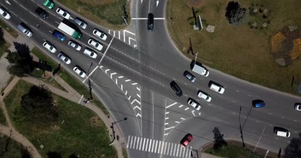 Verzameling luchtvervoer - bovenaanzicht van stedelijke straten en wegversperringen — Stockvideo