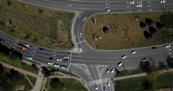 Verzameling luchtvervoer - bovenaanzicht van stedelijke straten en wegversperringen — Stockvideo