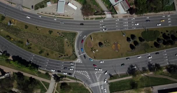 Verzameling luchtvervoer - bovenaanzicht van stedelijke straten en wegversperringen — Stockvideo