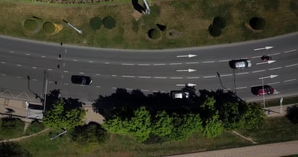 Verzameling luchtvervoer - bovenaanzicht van stedelijke straten en wegversperringen — Stockvideo