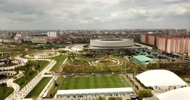 Krasnodar, Rusia - Abril de 2020: Vista aérea del paisaje urbano de Krasnodar y el estadio FC Krasnodar — Vídeo de stock