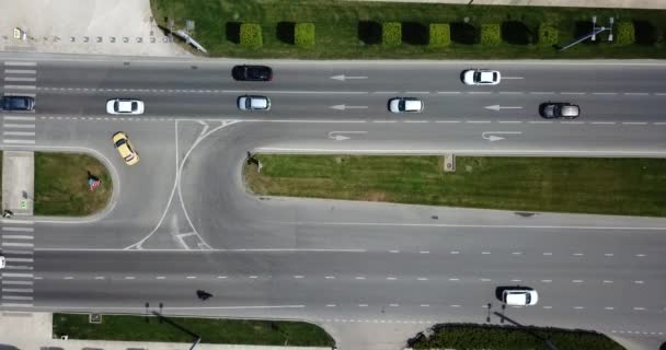 Vista aérea de arriba hacia abajo de la ciudad de autopista concurrida carretera carretera atasco . — Vídeo de stock