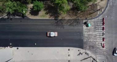 İnşaatın asfaltlanmasının havadan aşağı görüntüsü ticari tamir ekipmanları yol sıkıştırma makinesiyle çalışıyor. Yeni ve eski yol yüzeyi arasındaki karşıtlık.
