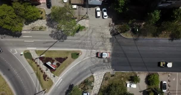 Vista aerea dall'alto verso il basso di lavori di costruzione asfaltata con attrezzatura di riparazione commerciale macchina compattatore di rulli stradali. Contrasto tra nuovo e vecchio manto stradale . — Video Stock