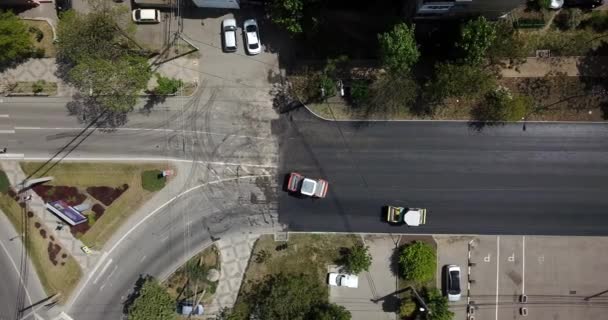 İnşaatın asfaltlanmasının havadan aşağı görüntüsü ticari tamir ekipmanları yol sıkıştırma makinesiyle çalışıyor. Yeni ve eski yol yüzeyi arasındaki karşıtlık. — Stok video