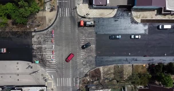 Vedere aeriană de sus în jos a lucrărilor de construcție de asfaltare cu echipamente comerciale de reparații mașină compactor cu role rutiere. Contrast între suprafața rutieră nouă și cea veche . — Videoclip de stoc