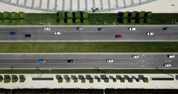 Top down antenn stad utsikt över motorvägen upptagen stad väg trafik sylt motorväg. — Stockvideo