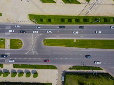 Üstten aşağı havadan şehir manzaralı yoğun şehir trafiği karayolu trafiği.