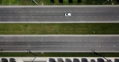 Üstten aşağı havadan şehir manzaralı yoğun şehir trafiği karayolu trafiği.
