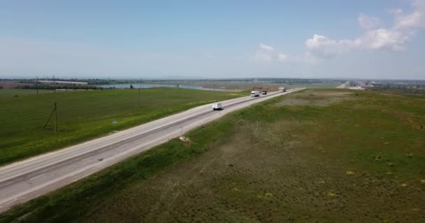 Construcción de carreteras con maquinaria, excavadora, excavación desde arriba. 4K de vídeo, vista aérea . — Vídeos de Stock