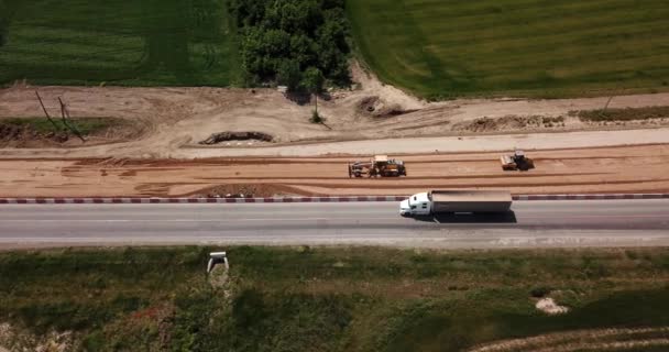 Road Construction Site met machines, bulldozer, opgraving van boven. 4K video, luchtfoto. — Stockvideo