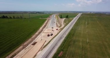 Yol İnşaat Alanı, makineler, buldozer, yukarıdan kazılar. 4K video, hava görüntüsü.