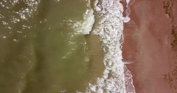 Vista dall'alto verso il basso delle onde che si infrangono sulla sabbia, che sorvolano la spiaggia di sabbia tropicale e le onde — Video Stock