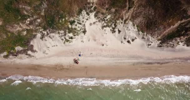 Vista de arriba hacia abajo de las olas rompiendo en la arena, volando sobre la playa de arena tropical y las olas — Vídeos de Stock