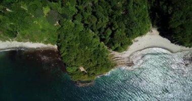 Skala Kiseleva, Krasnodar Bölgesi 'nin Tuapse ilçesine bağlı doğal bir anıttır. Yukarıdan hava görüntüsü. 4K görüntü.
