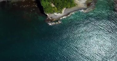 Skala Kiseleva, Krasnodar Bölgesi 'nin Tuapse ilçesine bağlı doğal bir anıttır. Yukarıdan hava görüntüsü. 4K görüntü.