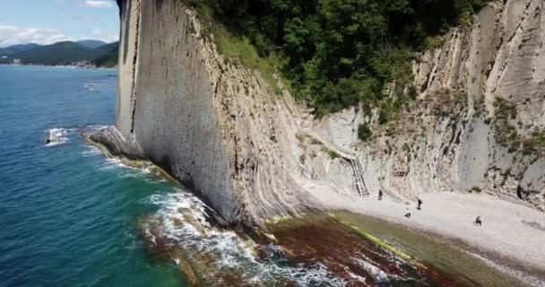 Skala Kiseleva est un monument naturel sur le territoire du district Tuapse du territoire de Krasnodar. Vue aérienne d'en haut. Images 4K . — Video