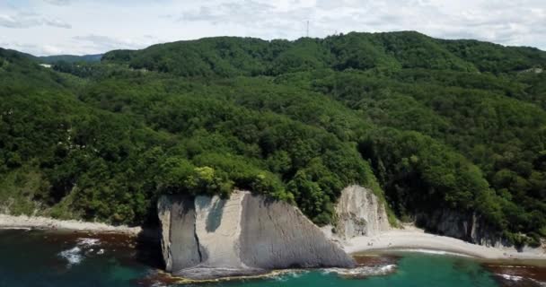 Skala Kiseleva es un monumento natural en el territorio del distrito de Tuapse del Territorio de Krasnodar. Vista aérea desde arriba. Imágenes 4K . — Vídeos de Stock