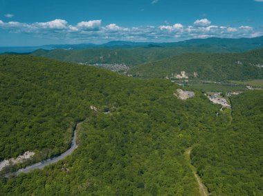 Dağ kıvrımlı zig zag yolu. Üst hava manzarası: Arabalar yukarıdan yola çıkıyor.