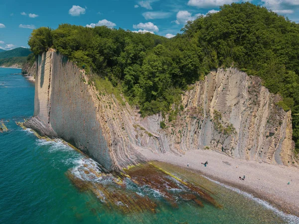 Skala Kiseleva, Krasnodar Bölgesi 'nin Tuapse ilçesine bağlı doğal bir anıttır. Yukarıdan hava görüntüsü. 4K görüntü.