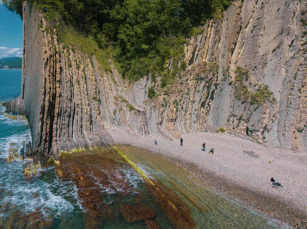 Skala Kiseleva es un monumento natural en el territorio del distrito de Tuapse del Territorio de Krasnodar. Vista aérea desde arriba. Imágenes 4K . — Foto de Stock