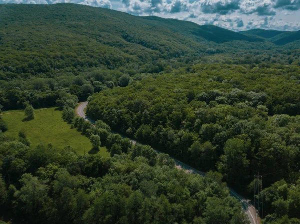 Vista aérea de una carretera rural entre montañas —  Fotos de Stock