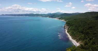 Skala Kiseleva, Krasnodar Bölgesi 'nin Tuapse ilçesine bağlı doğal bir anıttır. Yukarıdan hava görüntüsü. 4K görüntü.