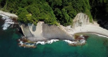 Skala Kiseleva, Krasnodar Bölgesi 'nin Tuapse ilçesine bağlı doğal bir anıttır. Yukarıdan hava görüntüsü. 4K görüntü.