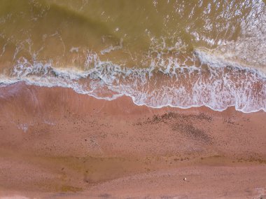 Kumda dalgaların kırılışını, tropikal kumsal ve dalgaların üzerinde uçuşunu.