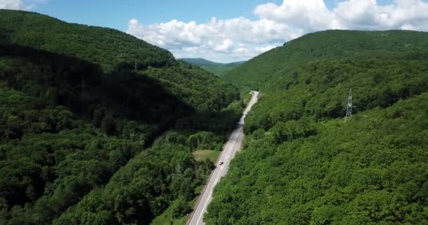 Flygfoto över en landsväg mellan berg — Stockvideo