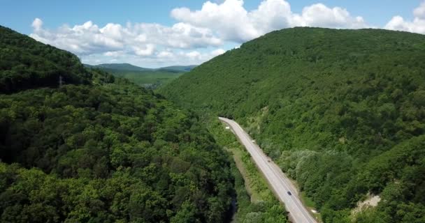 Αεροφωτογραφία ενός αγροτικού αυτοκινητόδρομου μεταξύ των βουνών — Αρχείο Βίντεο