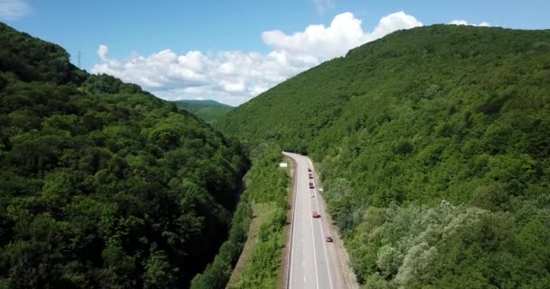 Luchtfoto van een landelijke snelweg tussen bergen — Stockvideo