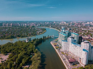 the Oa, Krasnodar şehir manzarası ve Kuban nehri havadan izleniyor. Krasnodar bölgesi, Rusya
