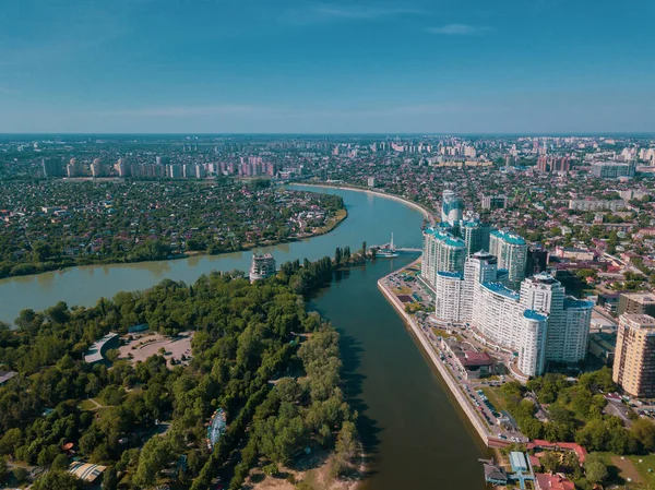 the Oa, Krasnodar şehir manzarası ve Kuban nehri havadan izleniyor. Krasnodar bölgesi, Rusya