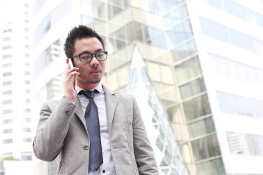 Asya iş adamı ile hareket eden telefon