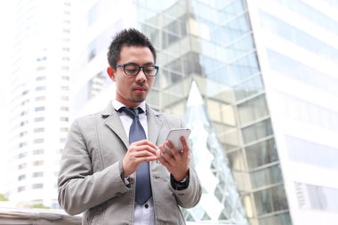 Asya iş adamı ile hareket eden telefon