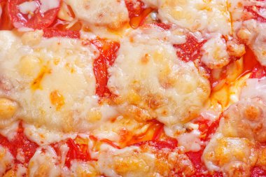 Salamlı taze pizza.