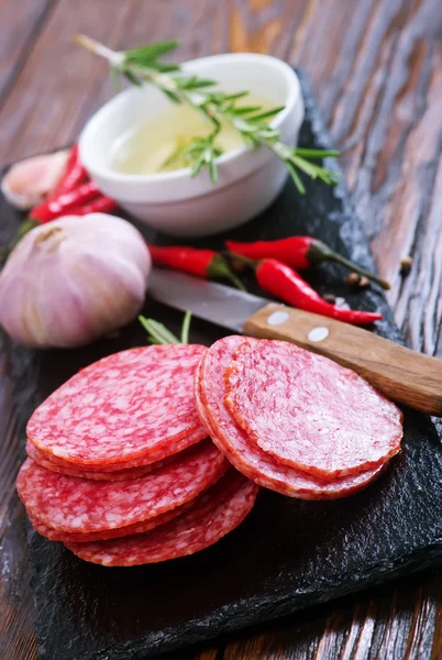 Gesneden salami aan boord — Stockfoto