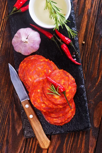 Chorizo sobre tabla de madera —  Fotos de Stock