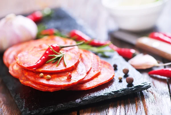 Chorizo ahşap tahta üzerinde — Stok fotoğraf