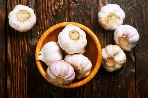 Fresh garlic in bowl — Stock Photo, Image