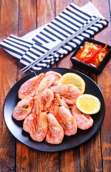 Raw shrimps on plate — Stock Photo, Image