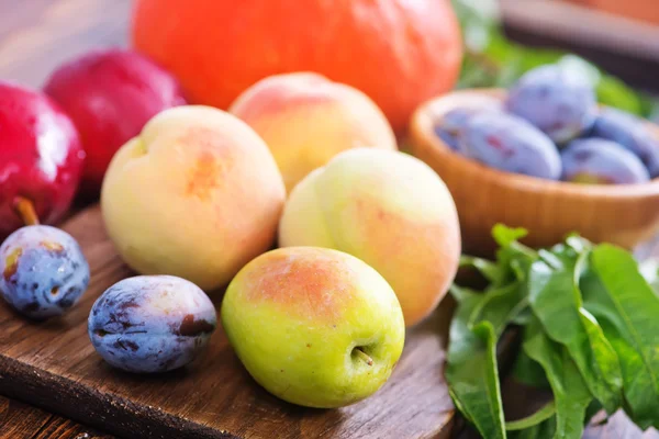 Frutas de otoño en la mesa —  Fotos de Stock