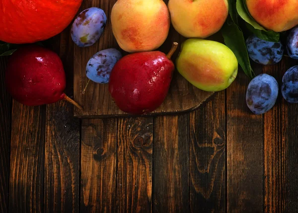 Fruits d'automne sur la table — Photo