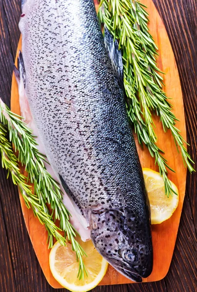 Roher Fisch auf dem Tisch — Stockfoto