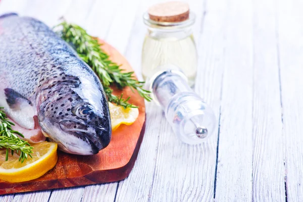 Rå fisk på bordet — Stockfoto